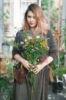 Genç sevimli Bayan bahçıvan