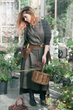 Genç sevimli Bayan bahçıvan