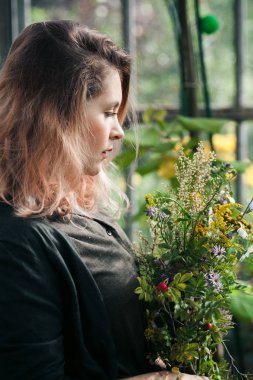 Genç sevimli Bayan bahçıvan