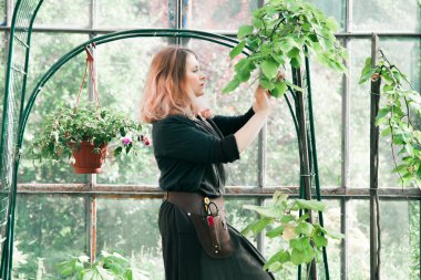 Genç sevimli Bayan bahçıvan