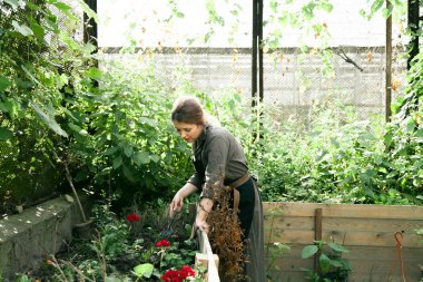 Genç sevimli Bayan bahçıvan