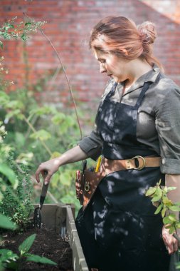 Genç sevimli Bayan bahçıvan