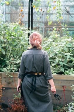 Genç sevimli Bayan bahçıvan