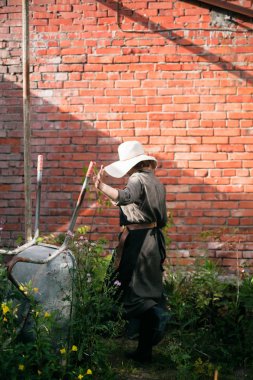 Genç sevimli Bayan bahçıvan
