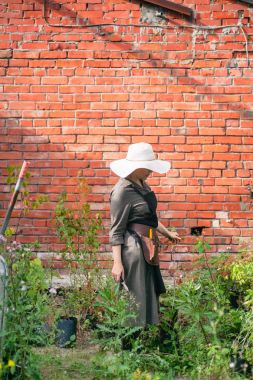 Genç sevimli Bayan bahçıvan