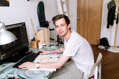 İç tasarımcı çalışma serbest evde