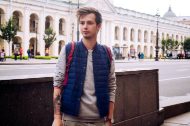 Genç yakışıklı adamla sokakta sırt çantası