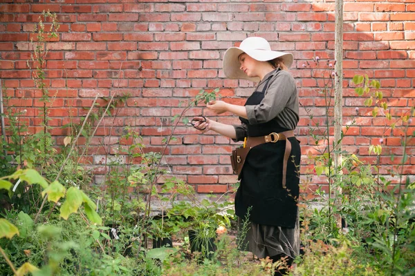 Jeune jardinier mignon dame — Photo