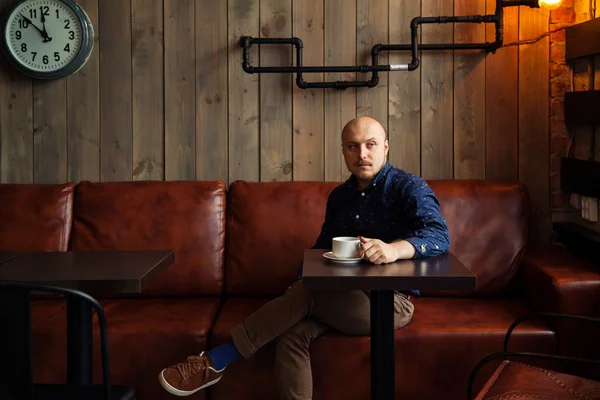 Kafede loft tarzı şık adam