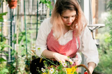 Genç sevimli Bayan bahçıvan