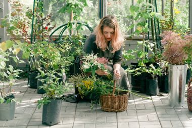 Genç sevimli Bayan bahçıvan