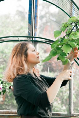 Genç sevimli Bayan bahçıvan