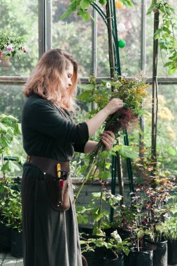 Genç sevimli Bayan bahçıvan