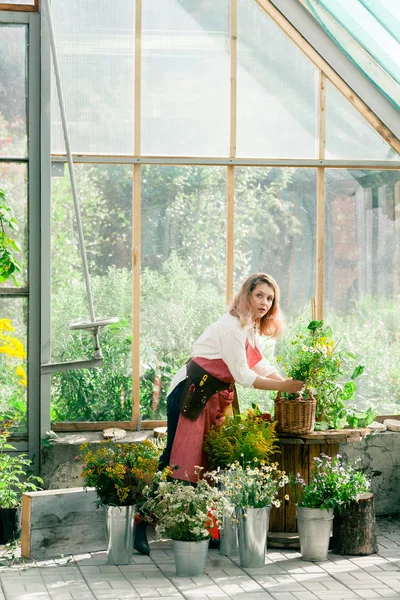 Ung söt dam trädgårdsmästare — Stockfoto