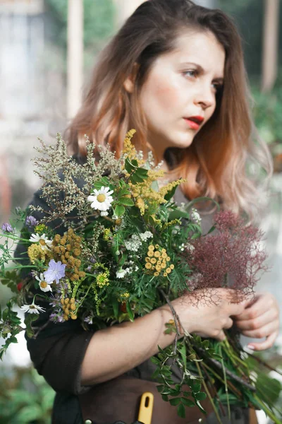 Genç sevimli Bayan bahçıvan