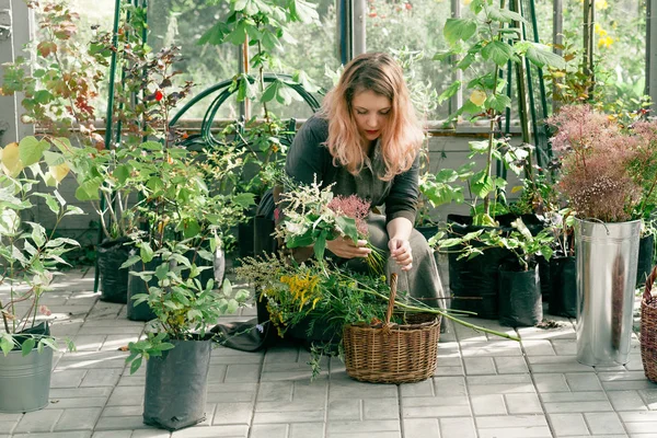 Genç sevimli Bayan bahçıvan