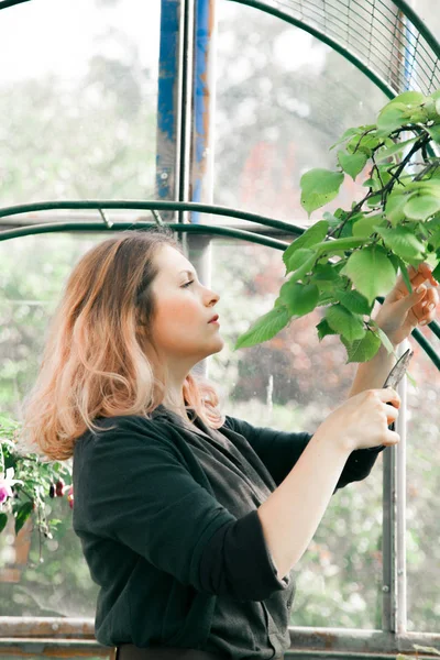 Genç sevimli Bayan bahçıvan