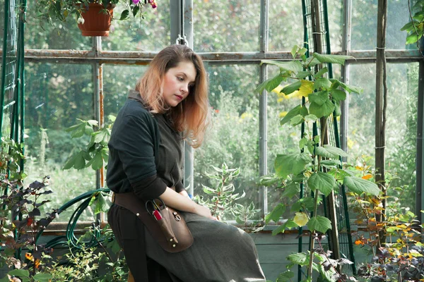 Genç sevimli Bayan bahçıvan