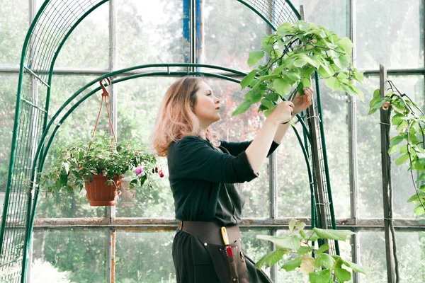 Ung söt dam trädgårdsmästare — Stockfoto