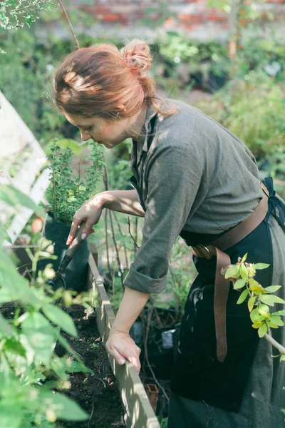 Jeune jardinier mignon dame — Photo