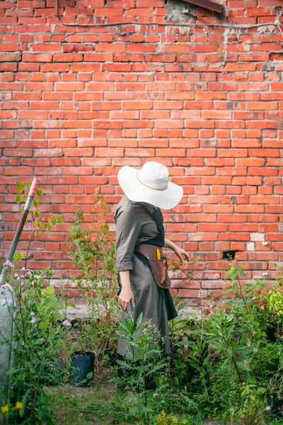 Genç sevimli Bayan bahçıvan