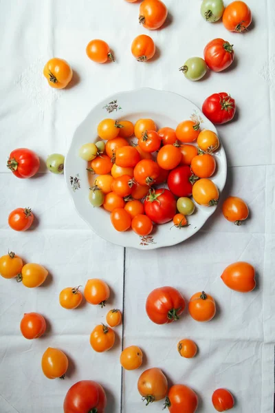 Plaka üzerinde taze organik domates