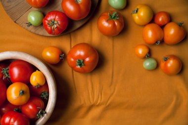 Plaka üzerinde taze organik domates