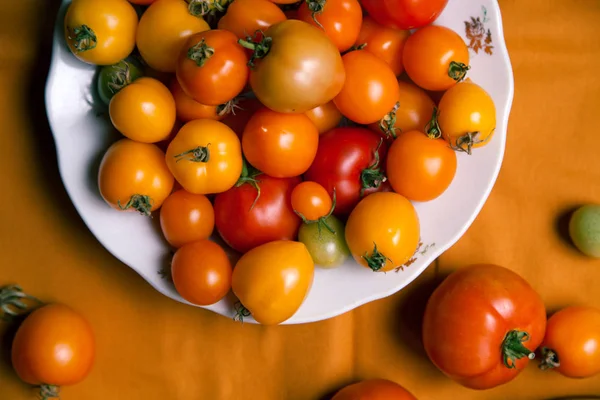 Plaka üzerinde taze organik domates