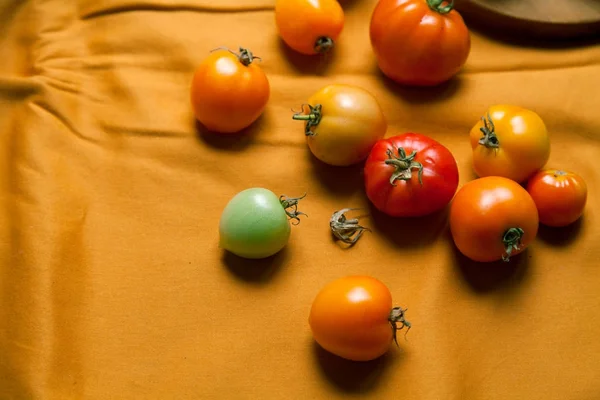 Tomates orgânicos frescos na mesa — Fotografia de Stock