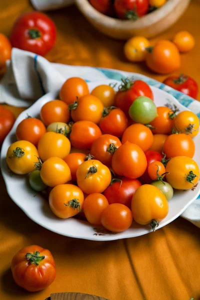 Plaka üzerinde taze organik domates