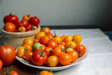 Plaka üzerinde taze organik domates