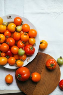 Plaka üzerinde taze organik domates