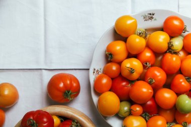 Plaka üzerinde taze organik domates