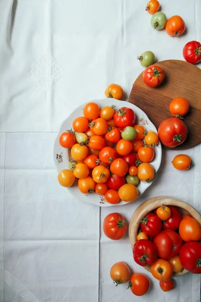 Tomates orgânicos frescos em prato — Fotografia de Stock