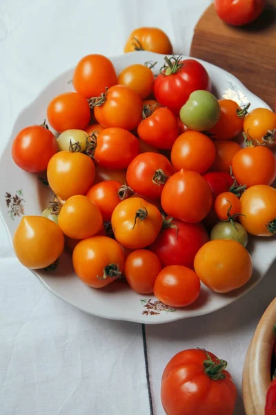 Fresh organic tomatoes on plate — Stock Photo, Image