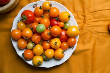 Plaka üzerinde taze organik domates