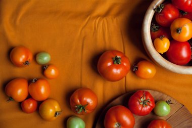 Plaka üzerinde taze organik domates