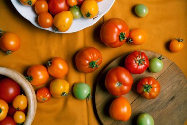 Plaka üzerinde taze organik domates