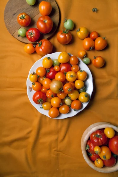 Tomates orgânicos frescos em pratos — Fotografia de Stock