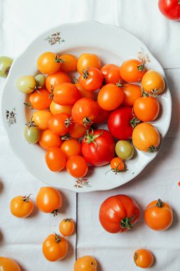 Plaka üzerinde taze organik domates