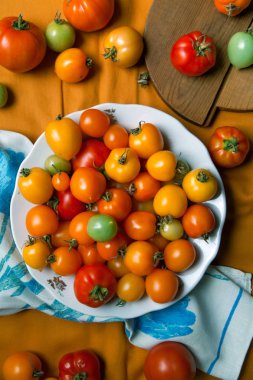 Plaka üzerinde taze organik domates