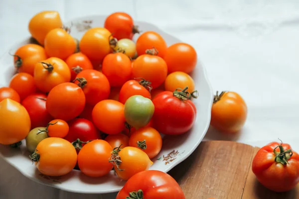 Tomates orgánicos frescos en plato — Foto de Stock