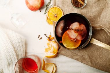 Bakır tencerede mulled şarap 