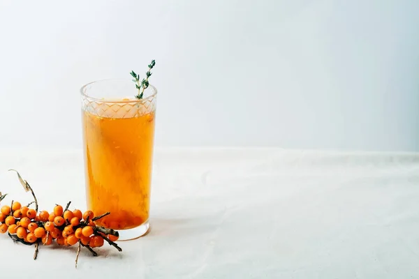 Tè biologico con bacche di olivello spinoso — Foto Stock