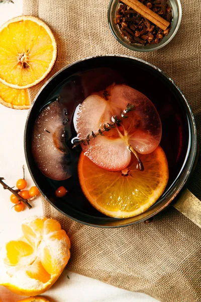 Mulled wine in copper saucepan — Stock Photo, Image