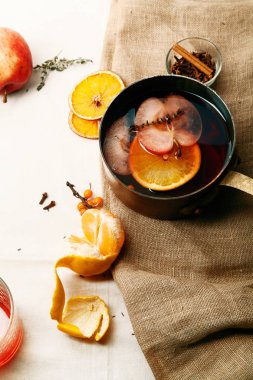 Bakır tencerede mulled şarap 