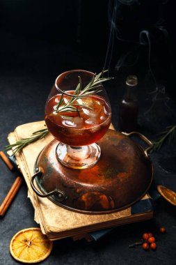 Viski yanmış rosemary ile kokteyl