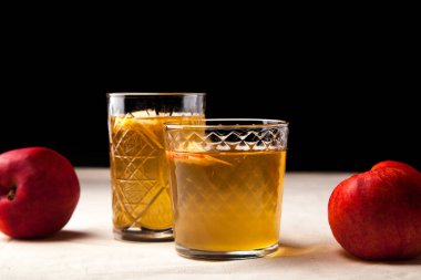 Vintage gözlük ile elma