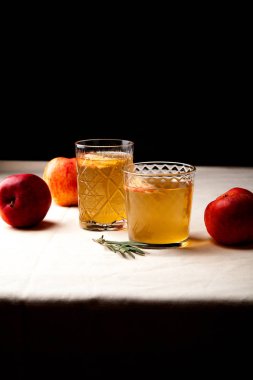 Vintage gözlük ile elma