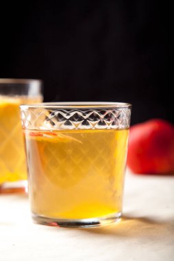 Vintage gözlük ile elma